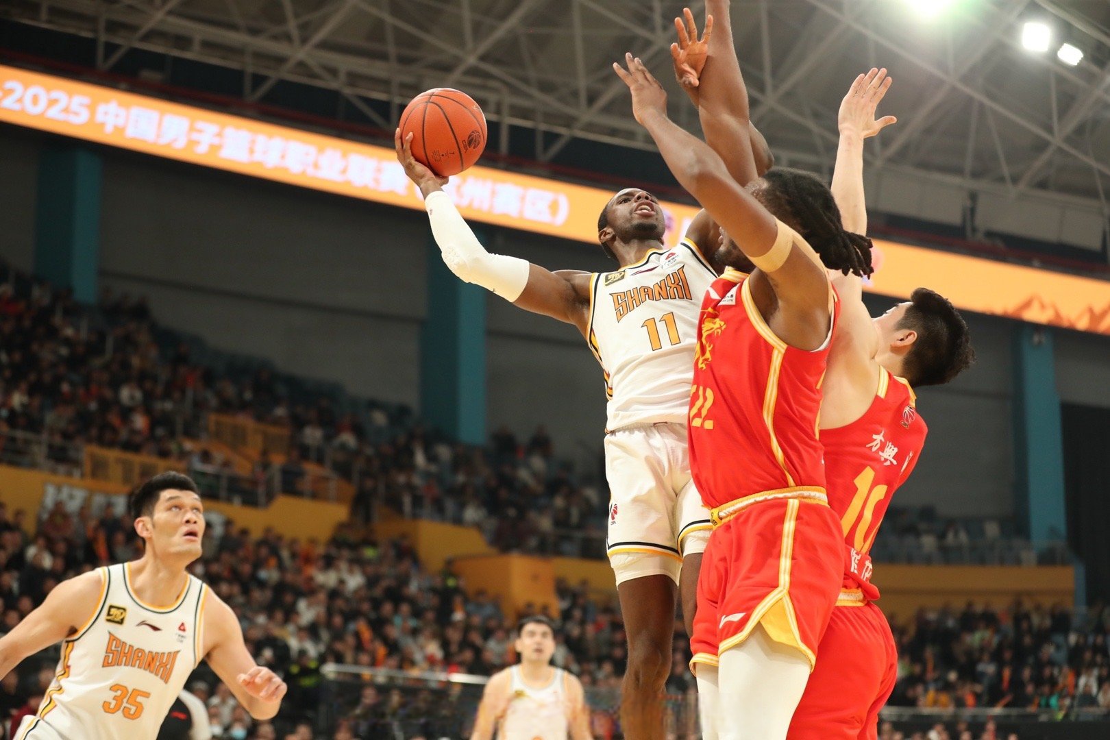 青岛队逆转马刺，郭艾伦点燃赛场