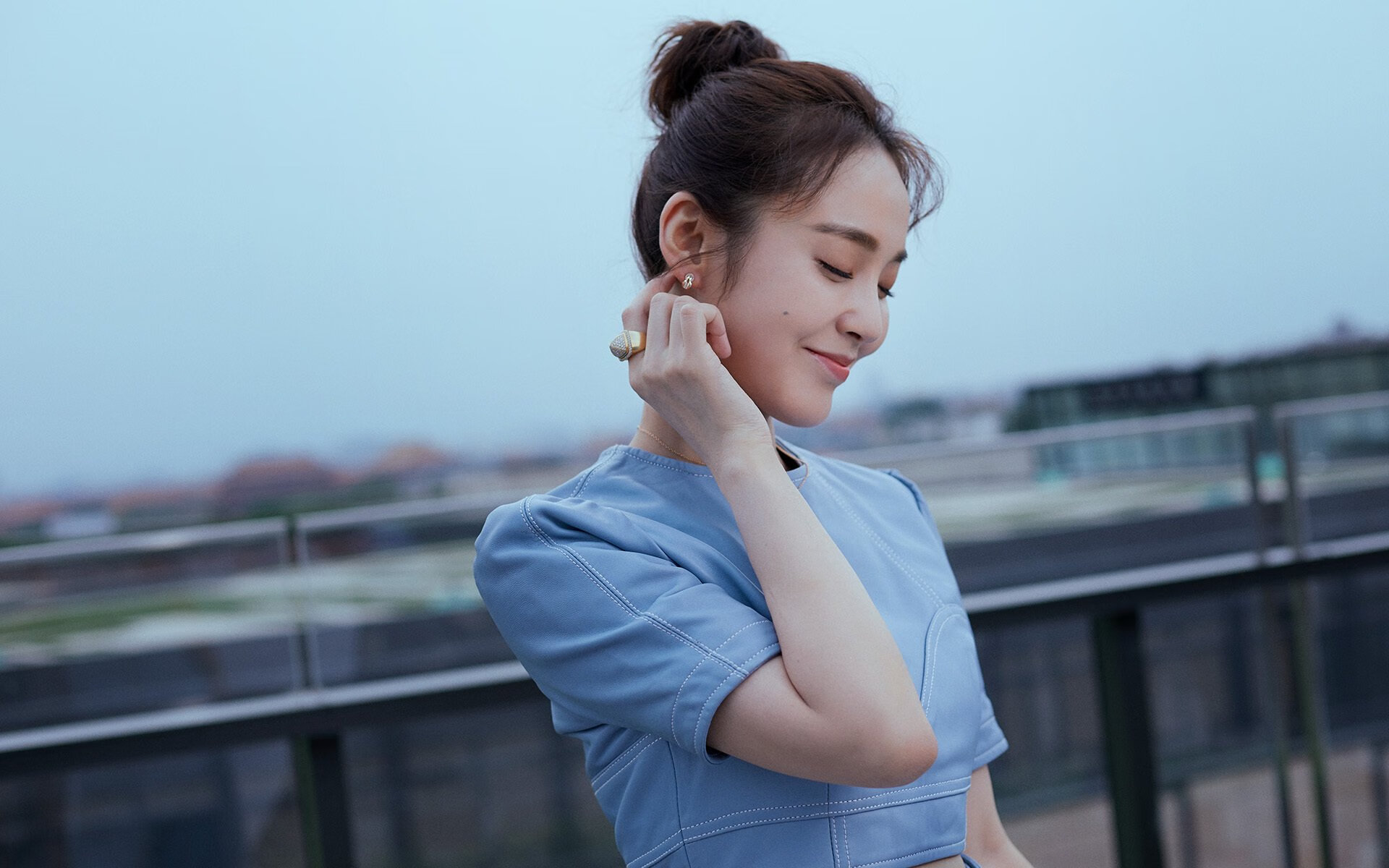 绿茵无界,当喀麦隆的野性撕破伦敦防线,迪巴拉的魔法照耀亚平宁